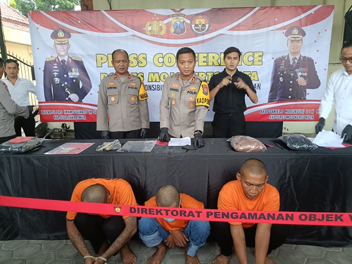 Para pelaku pencurian sepeda motor yang berhasil diamankan polisi.(Blok-a.com/Syahrul)