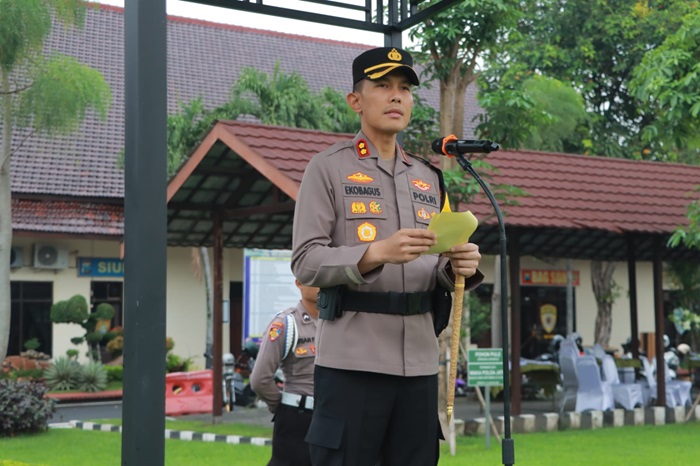 Kapolres Jombang AKBP Eko Bagus Riadi memimpin apel di lapangan Mapolres Jombang.(Dokumen Polres Jombang)