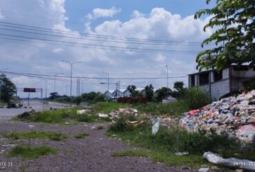Tumpukan sampah menggunung di lokasi TPST Desa Balongbendo.