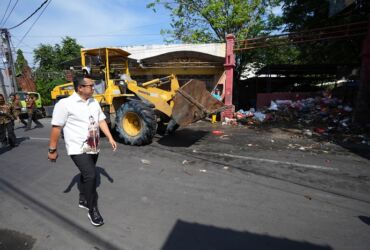 Pembersihan sampah di TPS Benteng Pancasila menggunakan alat berat.(Dokumen Kominfo)