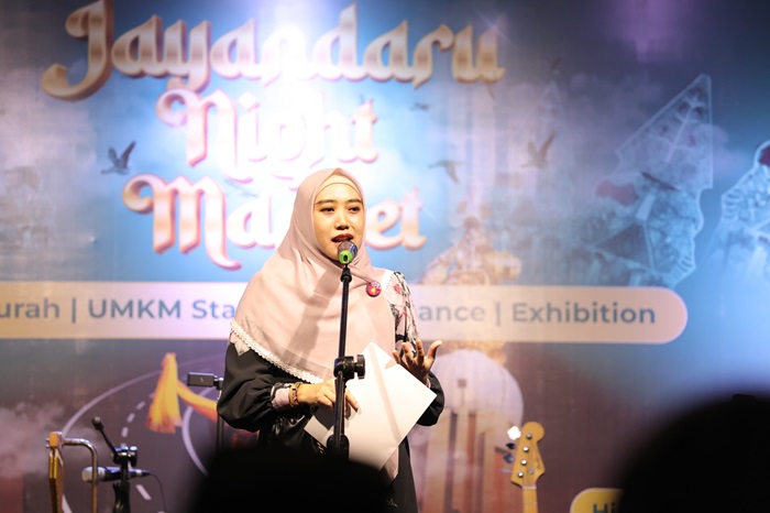 Hj. Sa'ada Ahmad Muhdlor, Ketua Dewan Kesenian Nasional Daerah (Dekranasda) Sidoarjo saat acara Jayandaru Night Market di Alun-alun Sidoarjo.