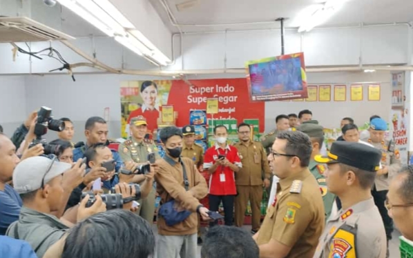 Pj Wali Kota Mojokerto M. Ali Kuncoro saat sidak ketersediaan pangan.(Blok-a.com/Syahrul)