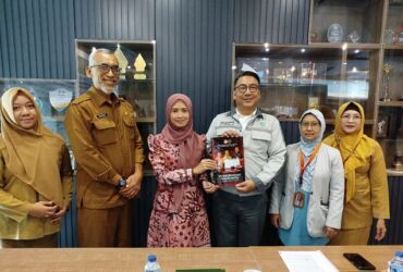 MOU Ketua Dekranasda Gresik Nurul Haromaini Ali Fandi Akhmad Yani dan Manager General Affairs PT Smelting, Indra SW Junor di Kantor PT Smelting.