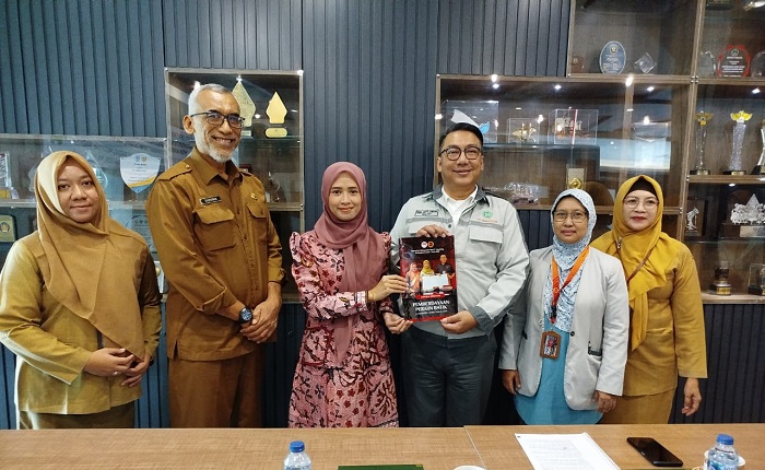 MOU Ketua Dekranasda Gresik Nurul Haromaini Ali Fandi Akhmad Yani dan Manager General Affairs PT Smelting, Indra SW Junor di Kantor PT Smelting.