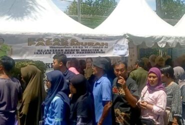 Ratusan warga rela mengantre demi mendapatkan sembako harga murah di Kantor Kejari Magetan (dok: blok-a.com)