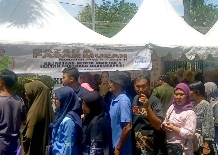Ratusan warga rela mengantre demi mendapatkan sembako harga murah di Kantor Kejari Magetan (dok: blok-a.com)