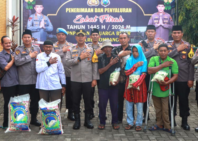 Pembagian zakat fitrah oleh Polres Jombang.(dok: Polres)