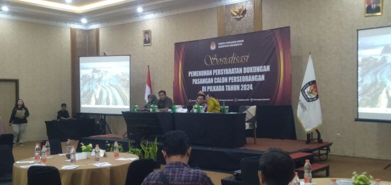Teks foto: sosialisasi pemenuhan persyaratan dukungan pasangan calon perseorangan pilkada 2024 di aula Hotel Lynn Mojokerto.(Blok-a.com/Syahrul Wijaya)