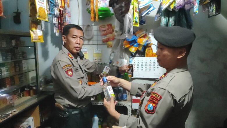 teks: Barang bukti miras berhasil di amankan polisi dari sebuah warung.(Dokumen Polres Jombang)