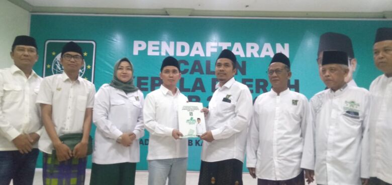 Kedatangan Gus Barra ke kantor DPC PKB Kabupaten Mojokerto untuk menyerahkan formulir pendaftaran bakal calon Bupati.(Blok-a.com/Syahrul Wijaya)