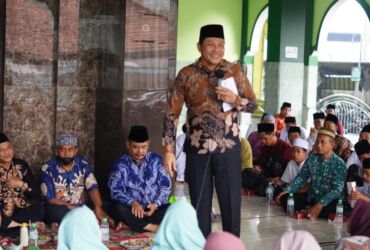 Kunjungan Plt Bupati Sidoarjo, Haji Subandi SH, ke acara halal bihalal anggota Forum Komunikasi Pendidikan Alquran Indonesia di Masjid Kauman, Kecamatan Taman, Sidoarjo.
