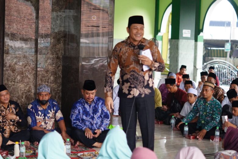 Kunjungan Plt Bupati Sidoarjo, Haji Subandi SH, ke acara halal bihalal anggota Forum Komunikasi Pendidikan Alquran Indonesia di Masjid Kauman, Kecamatan Taman, Sidoarjo.
