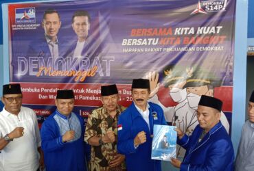 Fattah Jasin serahkan berkas pencalonan Bupati Pamekasan di Kantor DPC Partai Demokrat, di Jalan Patemon, Kecamatan/Kabupaten Pamekasan, Jumat (10/5/2024).