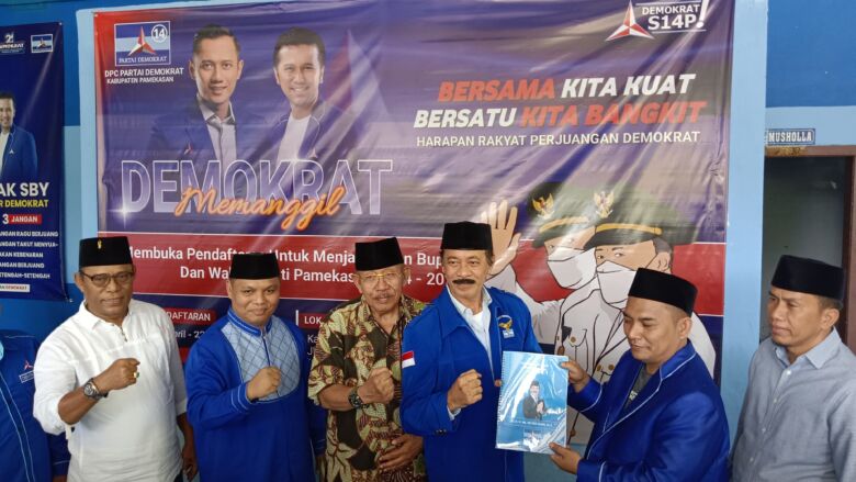 Fattah Jasin serahkan berkas pencalonan Bupati Pamekasan di Kantor DPC Partai Demokrat, di Jalan Patemon, Kecamatan/Kabupaten Pamekasan, Jumat (10/5/2024).