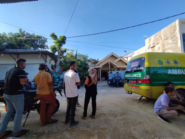 Suasana di halaman rumah duka beberapa waktu setelah ditemukannya pria gantung diri, Sabtu (11/5) siang.