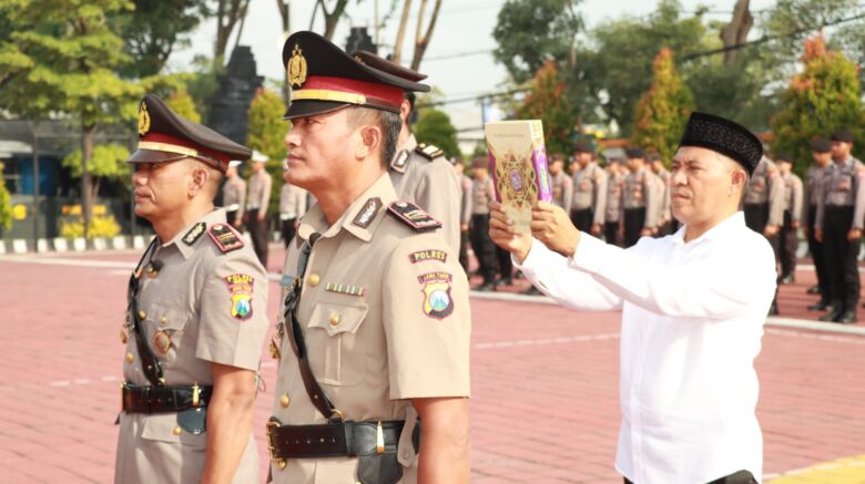 Iptu Suharto Jabatan Kapolsek Gresik Kota, Iptu Suwito Saputro dikukuhkan sebagai Kapolsek Ujung Pangkah. (blok-a.com/Ivan)