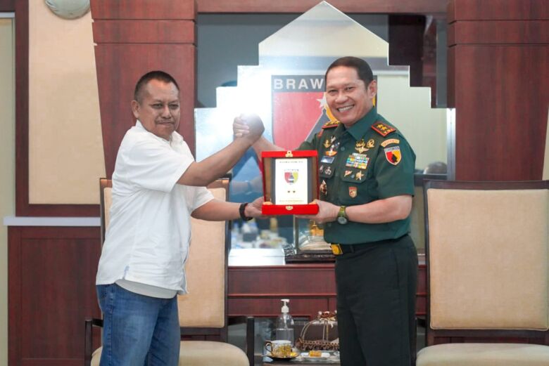 Penyerahan Prapanca Award kepada Pangdam V Brawijaya, Mayjen TNI Rafael Granada Baay oleh Ketua PWI Jatim, Lutfil Hakim.