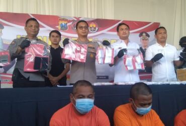 Tersangka dan barang bukti narkoba yang berhasil diamankan polres Mojokerto kota.(Blok-a.com/Syahrul Wijaya)