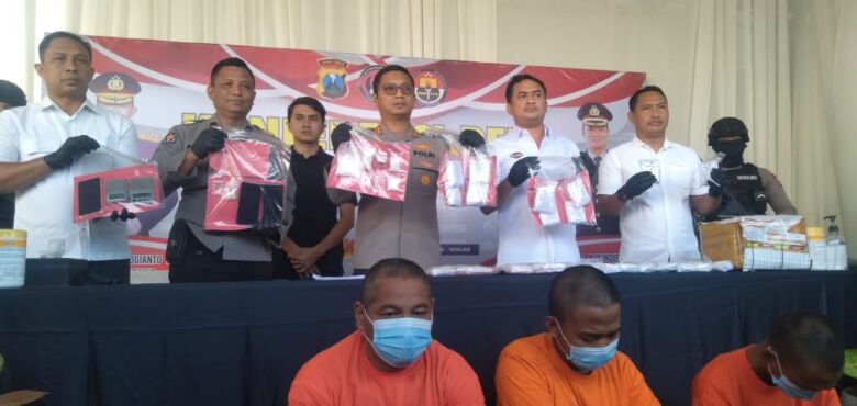 Tersangka dan barang bukti narkoba yang berhasil diamankan polres Mojokerto kota.(Blok-a.com/Syahrul Wijaya)