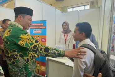 Plt Bupati Sidoarjo, Haji Subandi SH, dalam Job Matching di SMK Penerbangan Sedati, Sidoarjo.