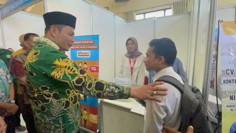 Plt Bupati Sidoarjo, Haji Subandi SH, dalam Job Matching di SMK Penerbangan Sedati, Sidoarjo.
