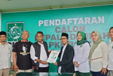 Kades Gebangsari saat mendaftar bakal calon wakil bupati Mojokerto ke DPC PKB.(Blok-a.com/Syahrul Wijaya)