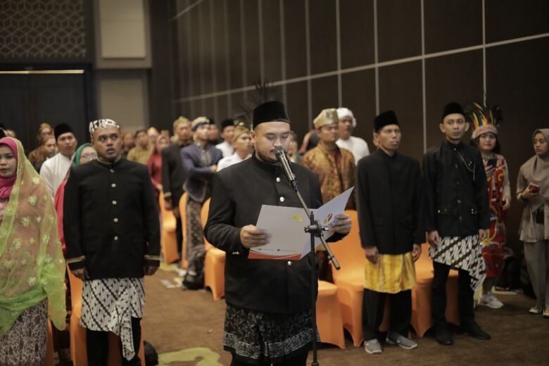 Panwascam se-Kabupaten Gresik yang dilantik menggunakan baju adat.