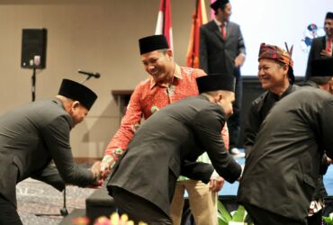 Plt Bupati Sidoarjo bersama Ketua Bawaslu Sidoarjo saat acara pelantikan 54 Panwaslu Kecamatan di Hotel Aston Sidoarjo.