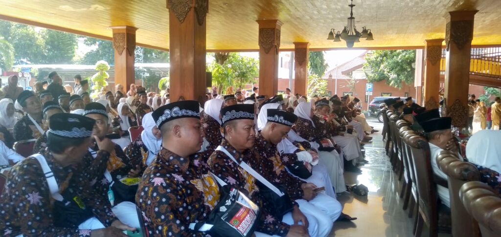 Pemberangkatan CJH Kota Mojokerto dari balai kota Sabha Mandala Tama.(Blok-a.com/Syahrul Wijaya)