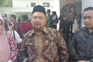 Didampingi Kadis Kominfo Ninik Asrukin, Bupati Gresik Fandi Akhmad Yani terima penghargaan kategori indeks Sistem Pemerintahan Berbasis Elektronik (SPBE) tertinggi tingkat pemerintah kabupaten.