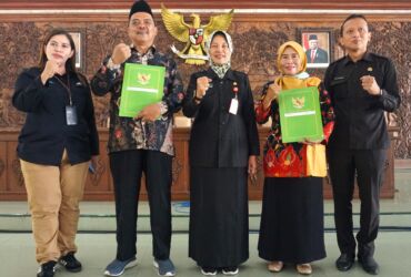 Penyerahan SK pensiun PNS di Pendopo Malowopati Pemkab Bojonegoro, Selasa (28/05/2024).