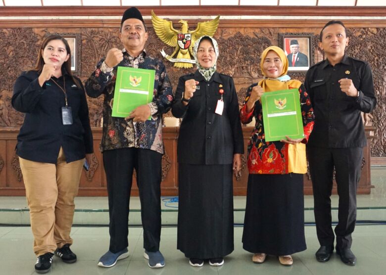 Penyerahan SK pensiun PNS di Pendopo Malowopati Pemkab Bojonegoro, Selasa (28/05/2024).
