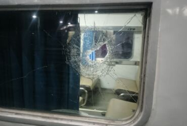 Perusakan KA Pasundan saat melintas di JPL 5, KM 3+7/8, antara Stasiun Gubeng - Stasiun Surabaya Kota di Jalan Ambengan, Surabaya.