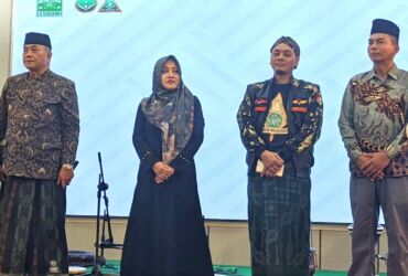 Ikfina Fahmawati bersama Gus Dulloh saat menghadiri acara ulang tahun Lesbumi di kantor PC NU.(Blok-a.com/Syahrul)