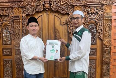 Gus Barra menerima surat formulir pendaftaran dari sekretaris DPC PKB Mojokerto.(Blok-a.com/Syahrul Wijaya)