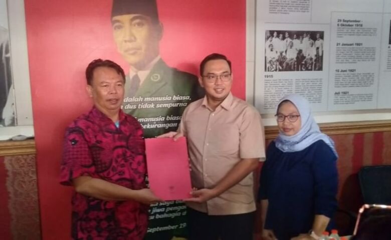 Rambo Garudo saat datang ke kantor DPC PDIP Kota Mojokerto.(Blok-a.com/Syahrul Wijaya)