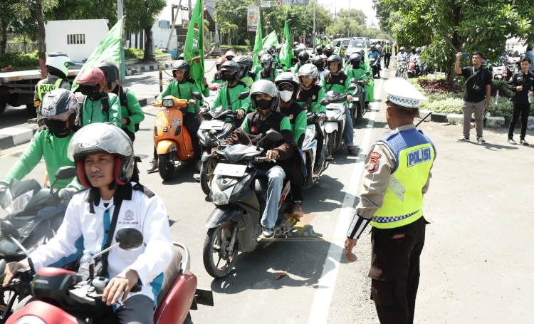 Para Buruh di Gresik gelar Baksos dalam peringatan May Day 2024. (Blok-a.com/ivan)