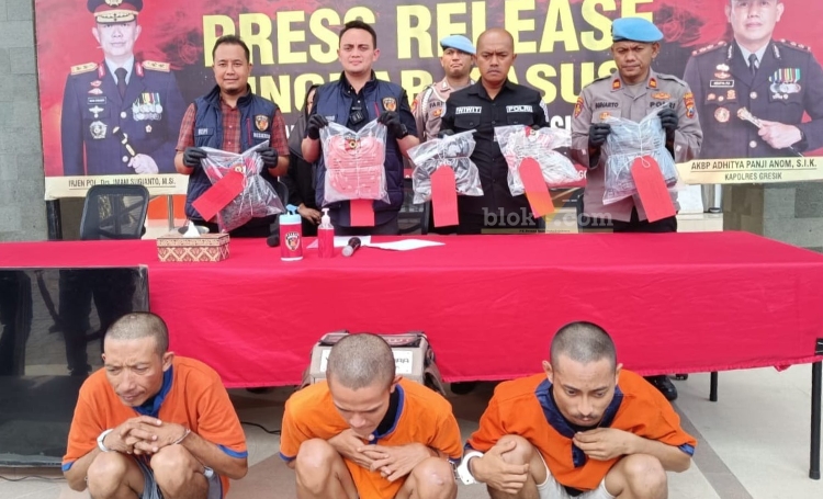 Tersangka predator anak di Cerme dan 2 tersangka pencabulan di Pulau Bawean diamankan Polres Gresik. (blok-a.com/ivan)