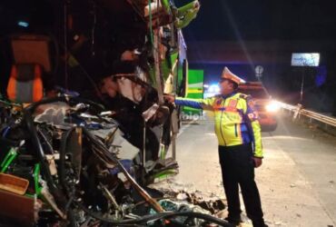 Kondisi bus yang menabrak bak belakang truk di ruas jalan tol Jomo.(Blok-a.com/Syahrul Wijaya)