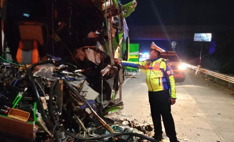 Kondisi bus yang menabrak bak belakang truk di ruas jalan tol Jomo.(Blok-a.com/Syahrul Wijaya)