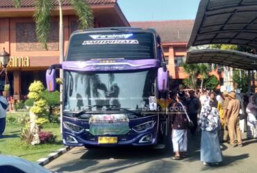 Pemberangkatan CJH Kota Mojokerto dari balai kota Sabha Mandala Tama.(Blok-a.com/Syahrul Wijaya)
