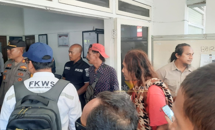 Massa Genpabumi Geruduk Kantor KPU Gresik, protes tahapan cabup independen.(blok-a.com/ivan)