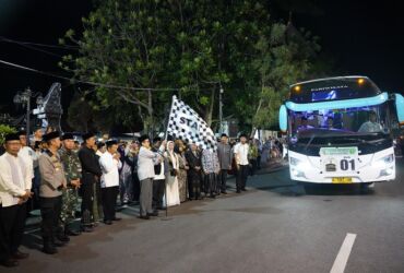 Pj Bupati Bojonegoro memberangkatkan CJH menuju menuju Asrama Haji Sukililo Surabaya, Sabtu dini hari (11/5/2024).