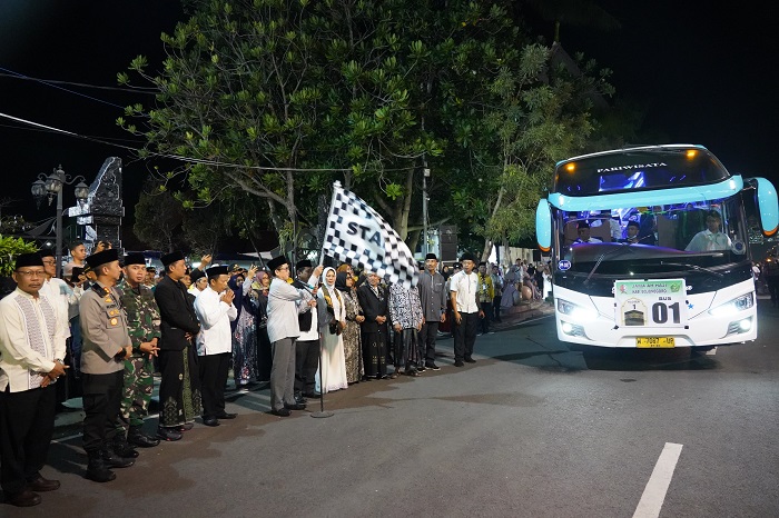 Pj Bupati Bojonegoro memberangkatkan CJH menuju menuju Asrama Haji Sukililo Surabaya, Sabtu dini hari (11/5/2024).
