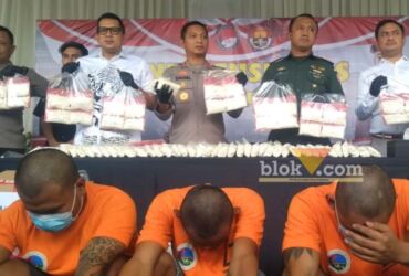 Barang bukti dan tersangka yang berhasil diamankan di Polres Mojokerto Kota.(Blok-a.com/Syahrul Wijaya)