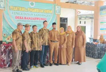 Kasun Kandangan, Achmad Mudhofar, foto bersama jajaran perangkat Desa Banjarwungu, saat seusai acara pelantikan.