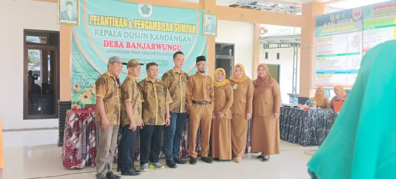 Kasun Kandangan, Achmad Mudhofar, foto bersama jajaran perangkat Desa Banjarwungu, saat seusai acara pelantikan.