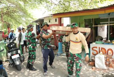 Kegiatan bedah rumah warga Desa Penambangan melalui program TMMD Kodim 0816 Sidoarjo.