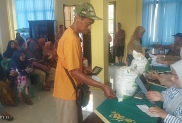 Pembagian paket beras premium 10 Kg kepada keluarga penerima manfaat (KPM) Desa Seduri, Balongbendo.
