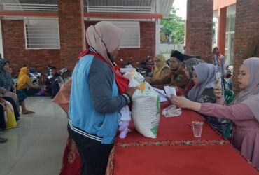 Pembagian Bansos beras di Pendapa Kantor Desa Wonokupang, Sidoarjo.